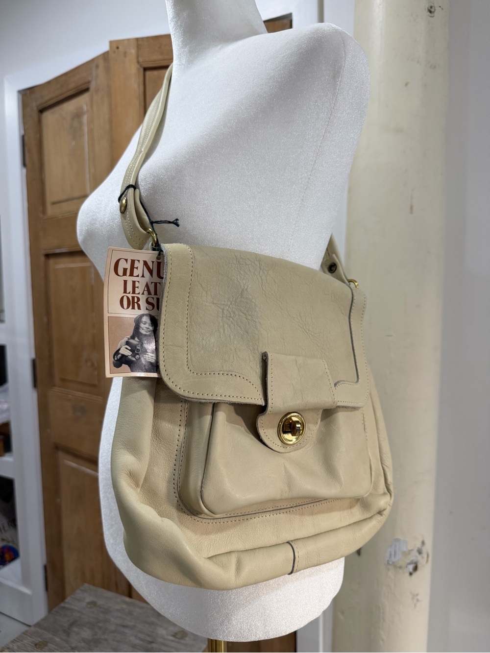 American Vintage Cream Leather Shoulder Bag with Gold Turn-Lock